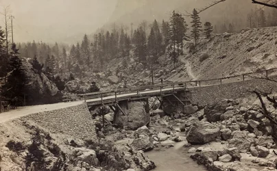 Album "Meine Weltkriegs-Erinnerungen Südwestfront (Kärnten, Italien, Südtirol) 31.03.1915-12.11.1918 - Josef Zohles Wien": Militärbrücke über den Fluss (s/w Foto)