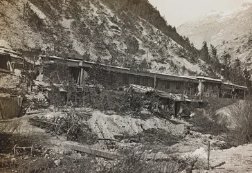 Album "Meine Weltkriegs-Erinnerungen Südwestfront (Kärnten, Italien, Südtirol) 31.03.1915-12.11.1918 - Josef Zohles Wien": Militärbaracken (s/w Foto)