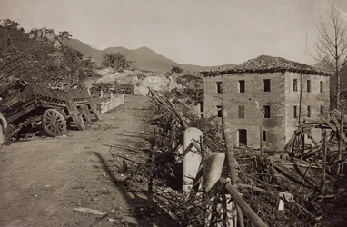 Album "Meine Weltkriegs-Erinnerungen Südwestfront (Kärnten, Italien, Südtirol) 31.03.1915-12.11.1918 - Josef Zohles Wien": Trümmer in Tolmezzo (s/w Foto)