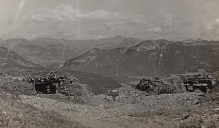 Album "Meine Weltkriegs-Erinnerungen Südwestfront (Kärnten, Italien, Südtirol) 31.03.1915-12.11.1918 - Josef Zohles Wien": Unterstände für Geschütze in den Alpen (s/w Foto)