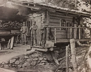 Album "Meine Weltkriegs-Erinnerungen Südwestfront (Kärnten, Italien, Südtirol) 31.03.1915-12.11.1918 - Josef Zohles Wien": Offiziersunterkünfte (s/w Foto)