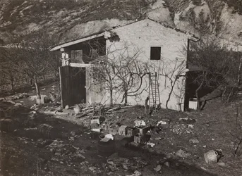 Album "Meine Weltkriegs-Erinnerungen Südwestfront (Kärnten, Italien, Südtirol) 31.03.1915-12.11.1918 - Josef Zohles Wien": Haus (s/w Foto)