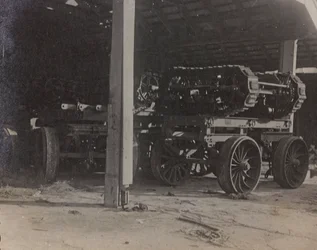 Album "Meine Weltkriegs-Erinnerungen Südwestfront (Kärnten, Italien, Südtirol) 31.03.1915-12.11.1918 - Josef Zohles Wien": Garage in Tolmezzo (s/w Foto)