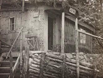 Album "Meine Weltkriegs-Erinnerungen Südwestfront (Kärnten, Italien, Südtirol) 31.03.1915-12.11.1918 - Josef Zohles Wien": Kommandogebäude (s/w Foto)