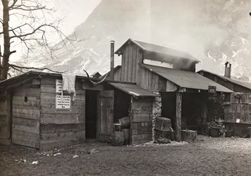 Album "Meine Weltkriegs-Erinnerungen Südwestfront (Kärnten, Italien, Südtirol) 31.03.1915-12.11.1918 - Josef Zohles Wien": Militärbaracken in den So (s/w Foto)
