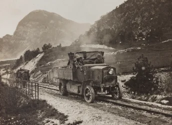 Album "Meine weltkriegs - Erinnerungen Südwestfront (Kärnten, Italien, Südtirol) 31/03/1915-12/11/1918 - Josef Zohles Wien": Militärfahrzeuge entlang der