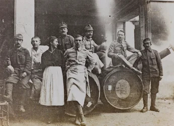 Album "Meine Weltkriegs-Erinnerungen Südwestfront (Kärnten, Italien, Südtirol) 31/03/1915-12/11/1918 - Josef Zohles Wien": Gruppenporträt vor