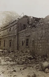 Album "Meine Weltkriegs-Erinnerungen Südwestfront (Kärnten, Italien, Südtirol) 31/03/1915-12/11/1918 - Josef Zohles Wien": Trümmer einer Fabrik