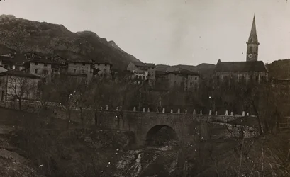 Album "Meine Weltkriegs-Erinnerungen Südwestfront (Kärnten, Italien, Südtirol) 31/03/1915-12/11/1918 - Josef Zohles Wien": Blick auf ein Dorf in Carnia