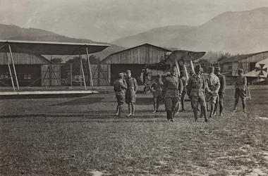 Album "Meine Weltkriegs-Erinnerungen Südwestfront (Kärnten, Italien, Südtirol) 31/03/1915-12/11/1918 - Josef Zohles Wien": Flugplatz