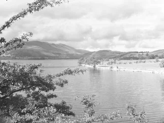 Blick über Crummock Water mit Hügeln im Hintergrund