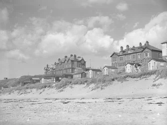 Blick vom Silloth Strand auf Strandhütten und Häuser entlang der Küste; Meereslandschaft
