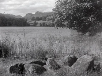 Blick über Loughrigg Tarn, im Vordergrund einige Steine im Boden