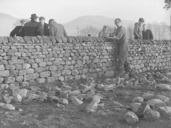 Mauerer arbeiten an Trockenmauer