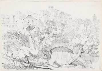 Ein Wasserfall in der Nähe einer Hügelstadt in Italien