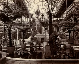 Der Kristallpalast in London: Innenansicht des nördlichen Querschiffs, ca. 1870
