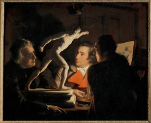 Im Licht einer Kerze studieren drei Männer ein kleines Objekt