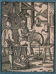 Ein Scherenschleifer schärft eine Klinge an einem Schleifrad, während ein Kunde mit einem zu schärfenden Hobel eintrifft. Holzschnitt von J. Amman.