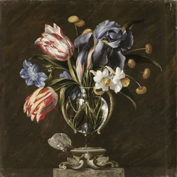Tulpen, Narzissen, Schwertlilien und andere Blumen in einer Glasvase auf einem skulptierten Stand, mit einem Schmetterling
