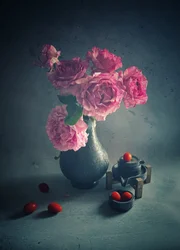 Gartenrosen und Tomaten