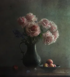 Stimmungsvolle Rosa Rosen und Pfirsiche