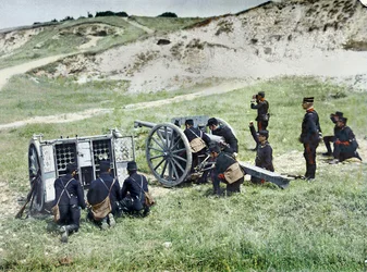 Französische Soldaten mit einem Mörser während der Schlacht an der Marne östlich von Paris, September 1914