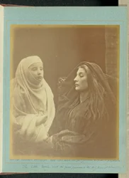 Der kleine Novize mit Königin Guinevere im „Heiligen Haus von Almesbury“