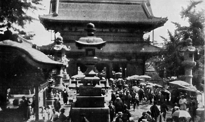 In Asakusa, dem großen Tempel von Tokio, floriert das Geschäft mit der Wahrsagerei, um 1900, 1921.