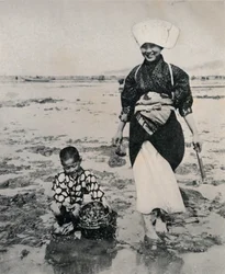 Muscheln graben bei Ebbe in der Bucht von Tokio, um 1900, 1921