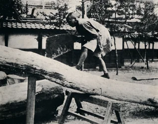 Sägen und Hobeln werden mit einer ziehenden statt einer treibenden Bewegung ausgeführt, um 1900, 1921