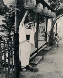 Liebenswürdiges Lächeln einer Teestuben-Maid, genannt Nesan - ältere Schwester, ca. 1900, 1921