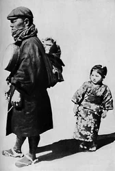 Mit seiner Trommel und seinem Affen ist er Japans Äquivalent zu unserem altmodischen Leierkastenmann, um 1900, 1921