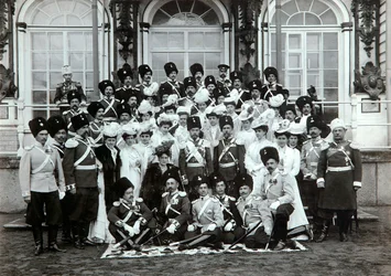Russische kaiserliche Familie vor dem Katharinenpalast, Zarskoje Selo, Russland, frühes 20. Jahrhundert