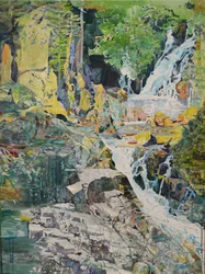 Lebendiger Waldwasserfall