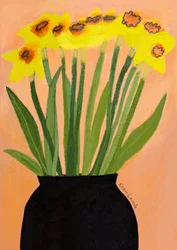 Gelbe Narzissen in schwarzer Vase
