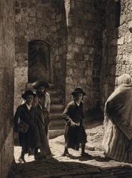 Jerusalem, Juden auf dem Weg zur Synagoge (s/w Foto)