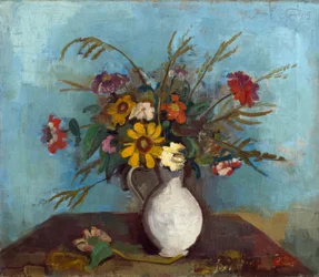 Feldblumen in weißem Krug