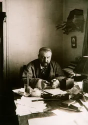Alexander Kuprin, russischer Autor, an seinem Schreibtisch, Gattschina, Russland, frühes 20. Jahrhundert