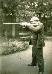 Autor Alexander Iwanowitsch Kuprin (Alexandre Ivanovitch Kouprine) (1870-1938) in Gatchina.