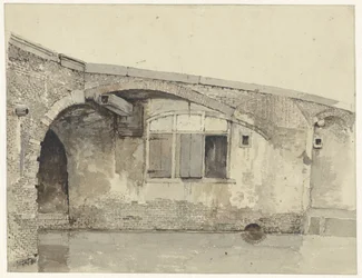 Alte Brücke mit Wohnung oder Kellerfenstern unter dem Kai
