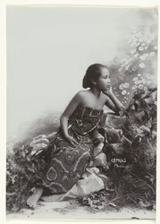 Studio-Porträt einer sitzenden jungen javanischen Frau