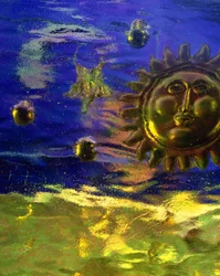 Blauer und goldener Sonnenuntergang
