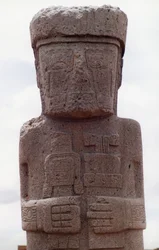 Stehender Ponce-Monolith in Kalasasay