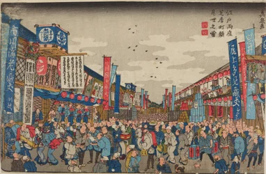 Menschenmenge vor den Theatern in der Shibaimachi-Straße