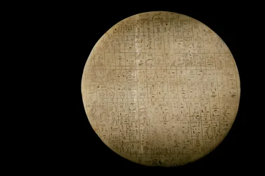Alabaster-Opfertisch von Qar, der die für sein ewiges Leben notwendigen Speisen und Getränke auflistet