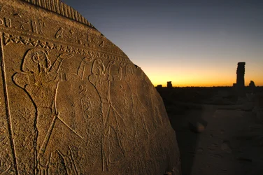 Barkstand, graues Granitmonument in der zentralen Kolonnade von Taharkas Amun-Tempel, 2007