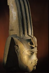 Kopf der kolossalen Statue von Echnaton; Karnak; Aton-Tempel; Amenhotep IV. Als Pharao...