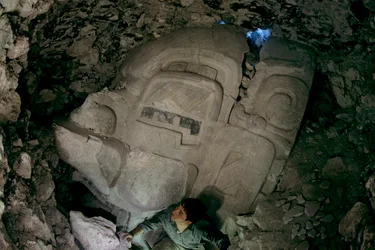 Große frühklassische Stuckmaske, Cival, Holmul, Guatemala, Maya, Francisco Estradabelli, 2008 (Foto)