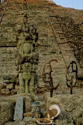 Maya; Copán; Honduras; Tempel 26, Hieroglyphentreppe, Feuersteine, David Stuart fand Opfergabe...