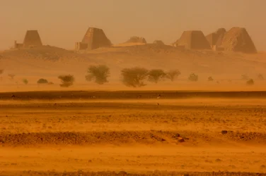 Meroe-Pyramiden, Begarawiya-Pyramiden, Sudan; Nubien; Schwarze Pharaonen; Dritte Zwischenzeit, 2007 (Foto)